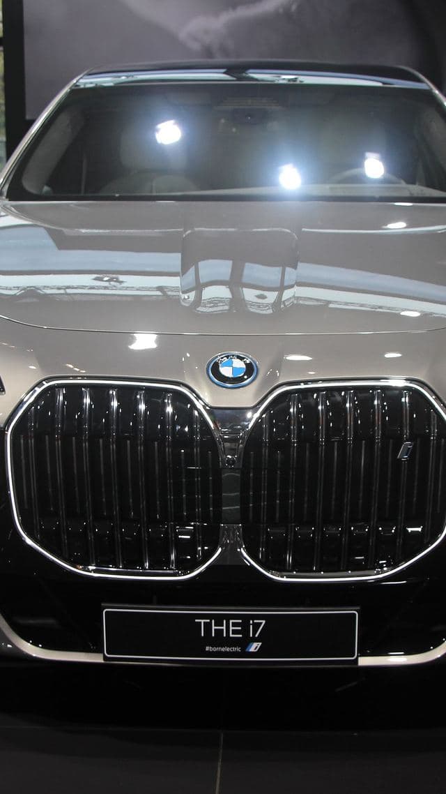 BMW i7