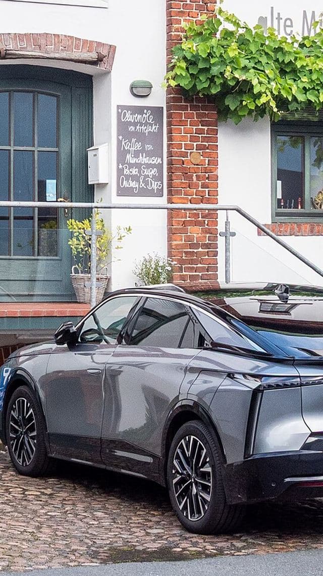 DS Automobiles N°8