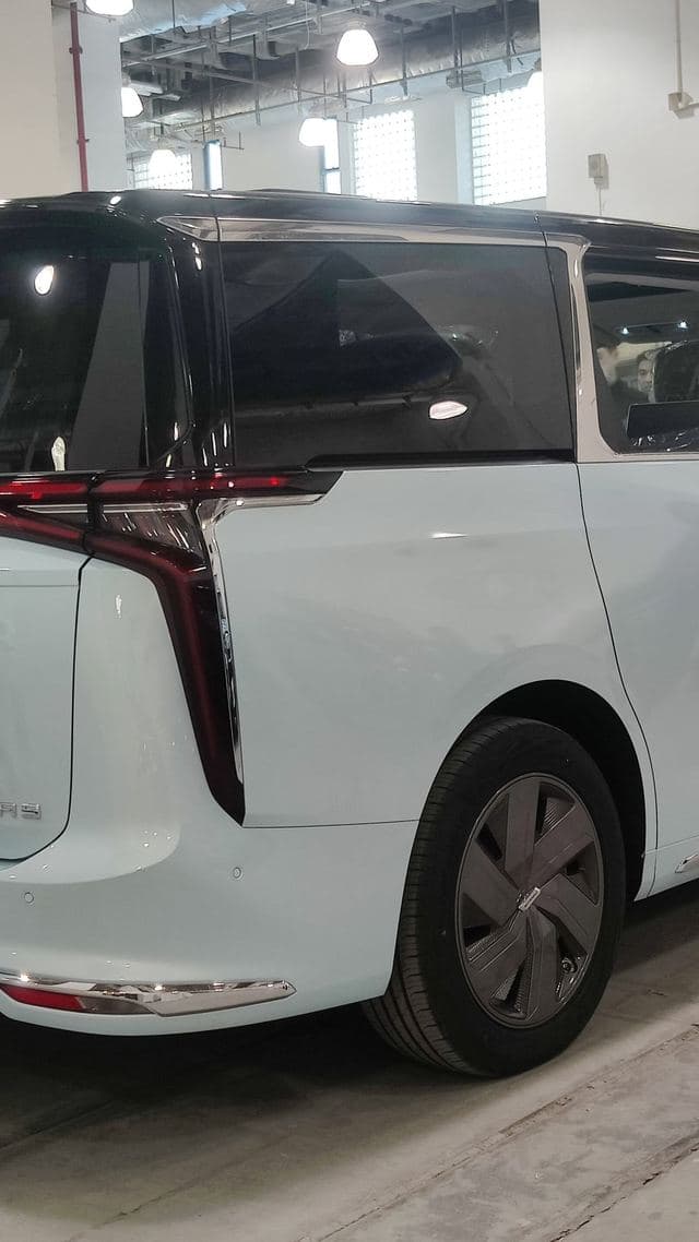 Maxus Mifa 9