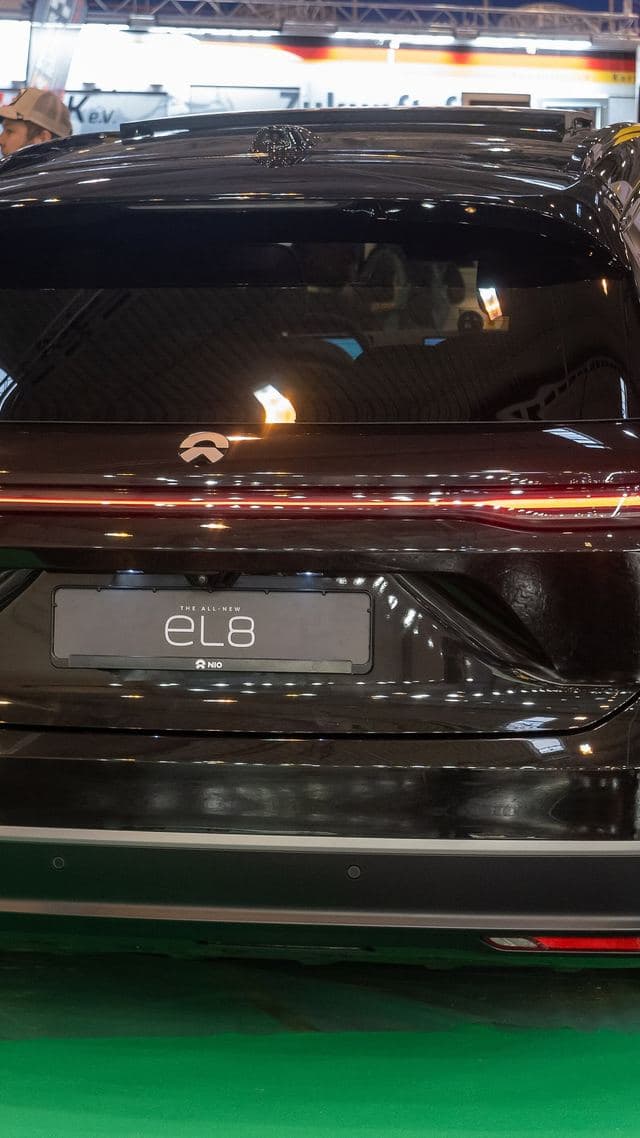 NIO EL8