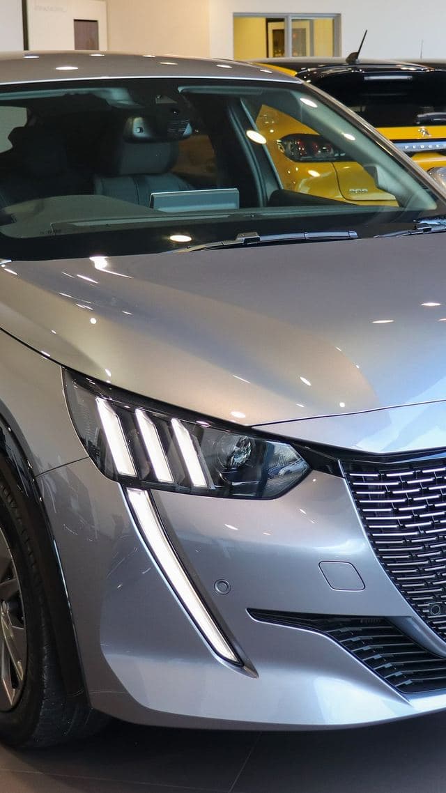 Peugeot e-208